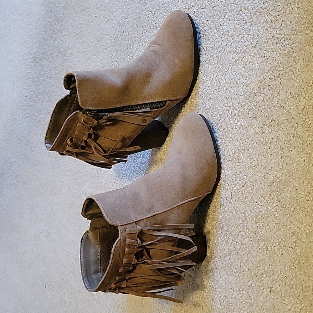 Breckelles Tan Ankle Boots Heels, size 9